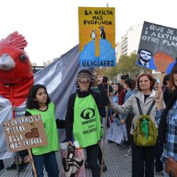 Un centenar de jóvenes marcharon desde Plaza de Mayo al Congreso