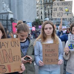 Un centenar de jóvenes marcharon desde Plaza de Mayo al Congreso