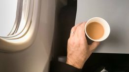 saludable tomar café y té en el avión