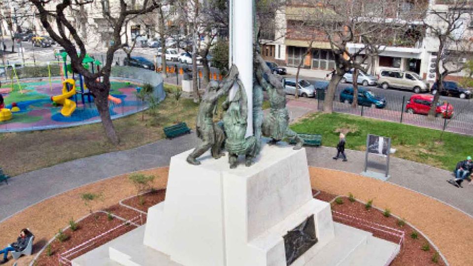 A nuevo. El Monumento al Izamiento de la Bandera, del escultor Julio Vergottini, volvió a su lugar tras ser reacondiconado en una fundición privada.