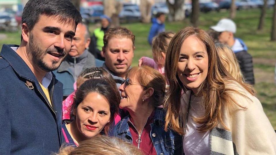 Recorrida. La gobernadora estuvo ayer en la localidad de Azul, donde entregó 300 viviendas.