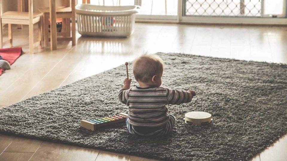 Los niños de desarrollo típico comienzan a producir las primeras palabras alrededor de los 18 meses y aprende 3 palabras nuevas cada 8 horas de vigilia. A los 2 años, logra combinarlas en frases de dos componentes: “Mamá agua”.