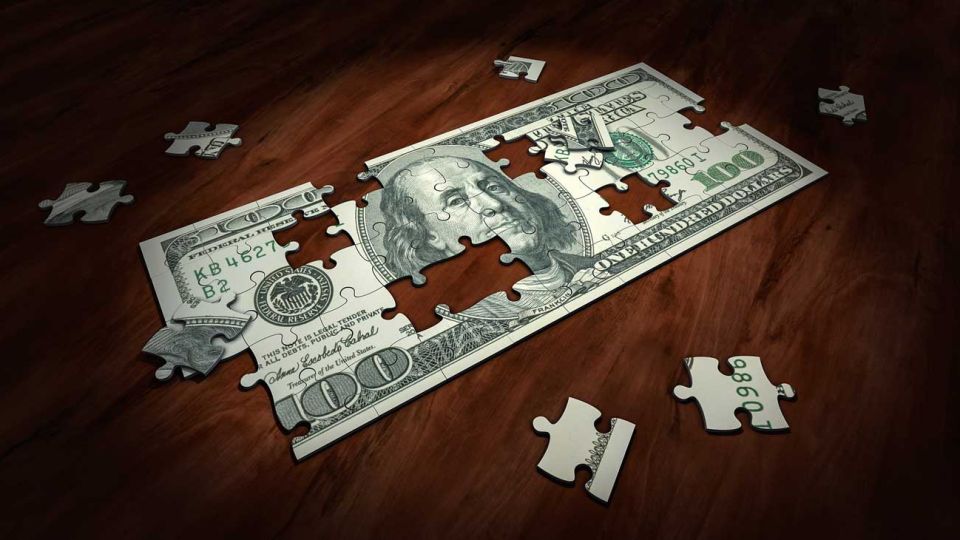 Como ya hemos supuesto que el Ejecutivo recurre a todas las fuentes de financiamiento disponibles, la única posibilidad para generar esas divisas es exportando más de lo que importamos.