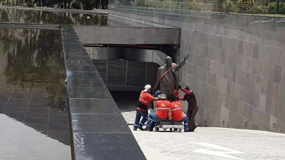 El monumento fue encargado en 2011 por Cristina Kirchner y diseñado por el escultor Miguel Gerónimo Villalba.
