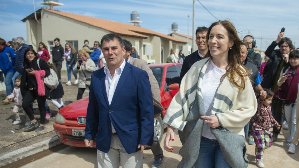 María Eugenia Vidal de campaña en Azul, junto al intendente Hernán Bertellys.