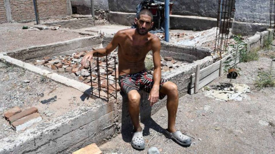 Imagen de archivo | En enero, Nicolás Gil Pereg posó para las cámaras a escasos metros del lugar donde encontraron los cuerpos de su madre y su tía.