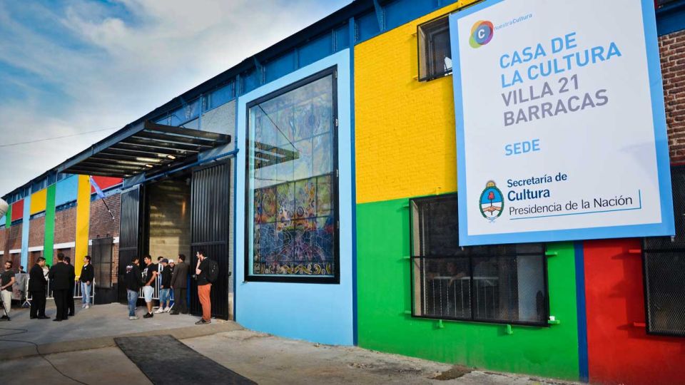 Desde septiembre de 2013, la sede de la Secretaría de Cultura fue trasladada desde Recoleta a la villa 21/24, en Barracas, donde funcionó hasta mayo de 2014.