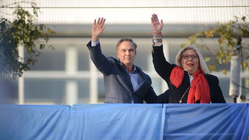 Miguel Ángel Pichetto y Elisa Carrió desde el palco montado frente a Barrancas de Belgrano.