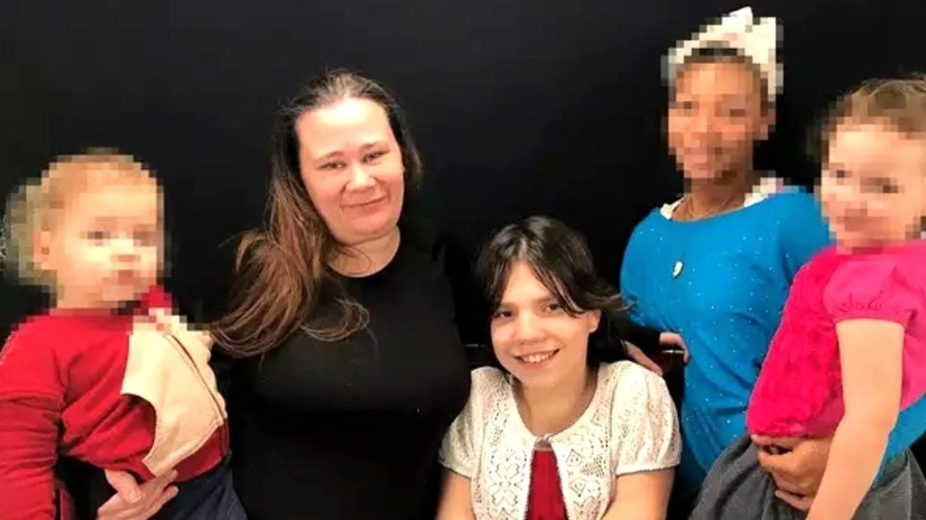 Natalia, junto a su nueva madre adoptiva, una mujer ordenada como pastora que vive en Indiana con su esposo y sus cinco hijos. 