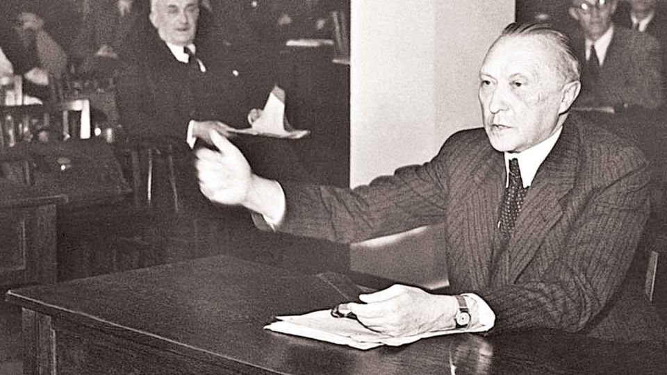 Konrad Adenauer. Su programa de 1949 fue adoptado por toda la sociedad de Alemania Federal, tras el horror de la guerra.