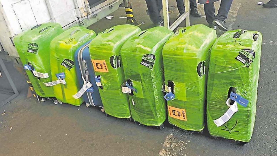Droga. Los narcos no se preocuparon por camuflarla: llenaron las valijas, hicieron el check in y las despacharon.