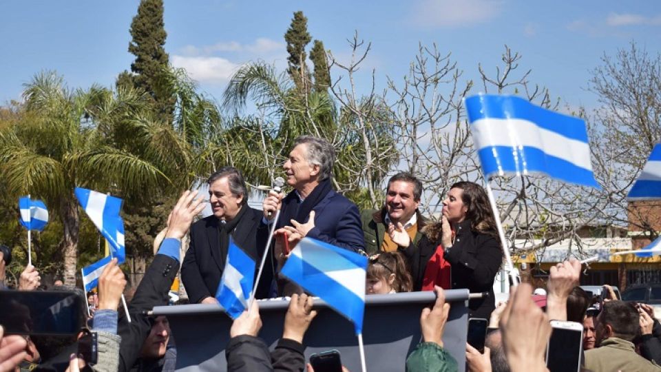 DE CARAVANA. Macri en Monte Cristo la última vez que vino a Córdoba. Se viene el recorrido por el este provincial el martes.