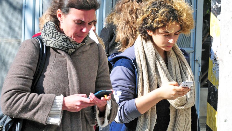 En crisis. La telefonía móvil ha resistido. Hay un 39% más de líneas que argentinos.