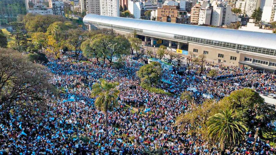 ¿Se puede? Macri llegó en tren desde Olivos. En los carteles hubo referencias al kirchnerismo. Casero, muy requerido.