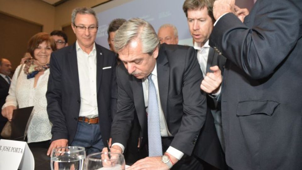 BUSCADO. Tras su disertación, los empresarios buscaron la foto y el contacto con el candidato.