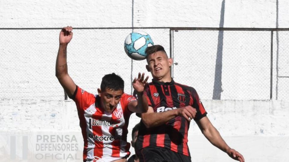 Mucha lucha. Instituto logró sumar en un partido que tuvo más entrega que juego.