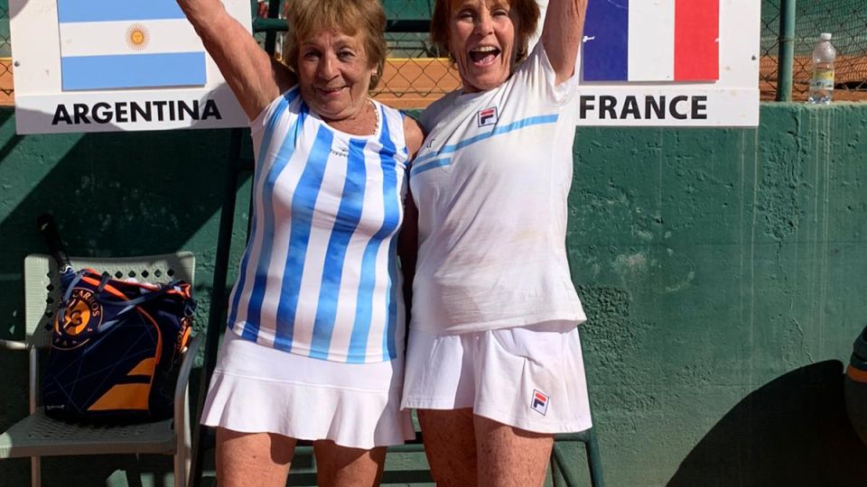 Campeonas. Dora Romero y su compañera de dobles Vivian Flint. El equipo argentino que fue campeón mundial en Croacia se completó con Irene Bonfante y Gema Bare.