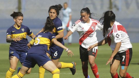 El fútbol femenino vivió un día histórico con el primer Superclásico profesional.