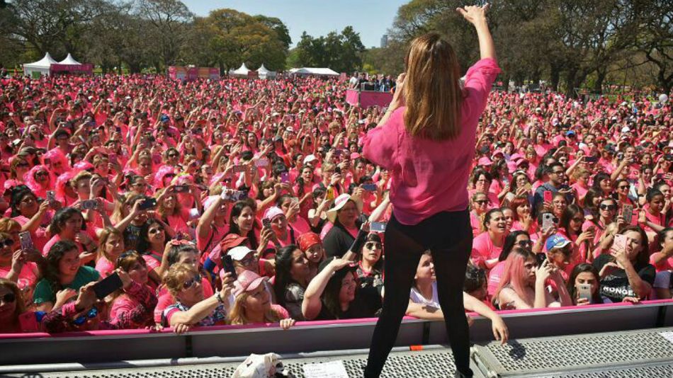 La Caminata Avon contra el Cáncer de Mama reunió a una multitud en Palermo.