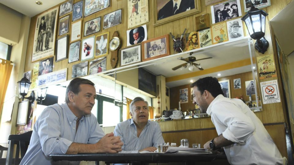 Cornejo y el candidato a sucederlo, Suárez, luego de la votación en Mendoza.