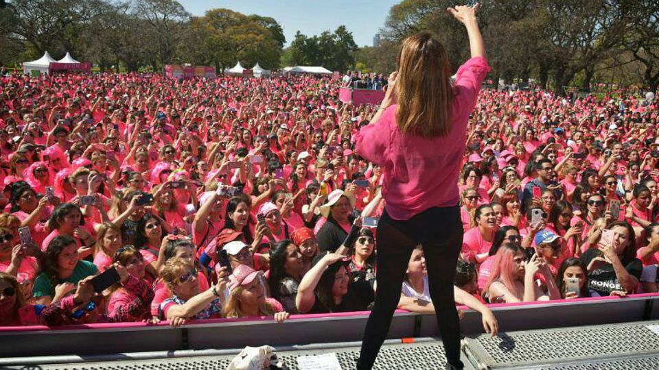 La Caminata Avon contra el Cáncer de Mama reunió a una multitud en Palermo.