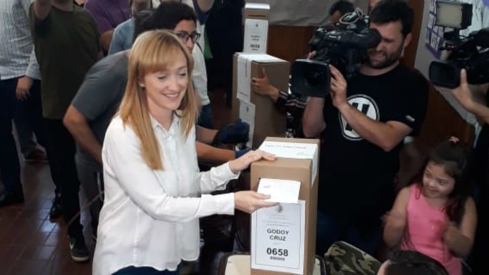 Anabel Fernández Sagasti, al momento de emitir su voto en las elecciones a gobernador en Mendoza.