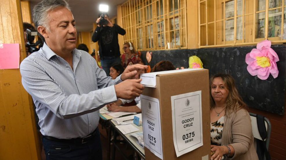 El gobernador Cornejo votando en Mendoza.