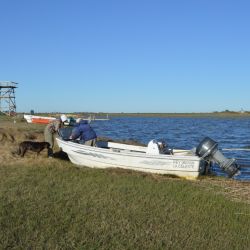 La extensa costa del pesquero nos permite realizar una actividad en familia. Un amplio muelle acompaña para el ingreso y el amarre de las embarcaciones.