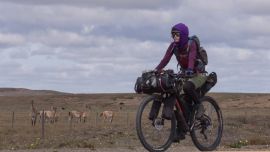 Viajar con una bici en condiciones nos va a garantizar poder ir tranquilos y disfrutando del paisaje. Como pasó en este tramo camino al Estrecho de Magallanes en Tierra del Fuego.