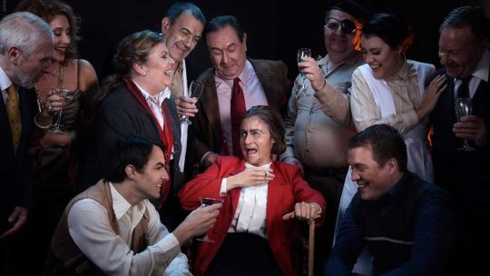Marina Munilla interprepa a Golda Meir junto a Carlos Canosa, Mario Riccio, Claudia Kotliar, Jose Calcagno, Juan Fernandez, Lourdes Cerdán, Nora Glazer, Gustavo Roza, Brandon Cosma, Julián Flaiszman y Tomás Bertoldi.