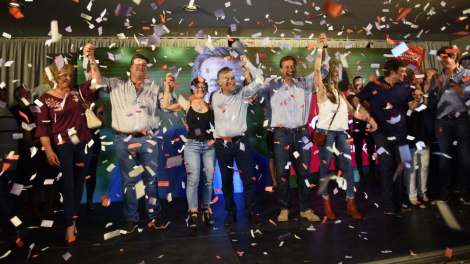 El festejo del gobernador Alfredo Cornejo y el triunfador Rodolfo Suárez en Mendoza.