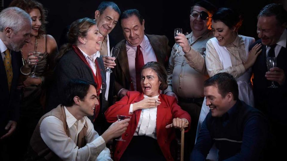 Marina Munilla interprepa a Golda Meir junto a Carlos Canosa, Mario Riccio, Claudia Kotliar, Jose Calcagno, Juan Fernandez, Lourdes Cerdán, Nora Glazer, Gustavo Roza, Brandon Cosma, Julián Flaiszman y Tomás Bertoldi.