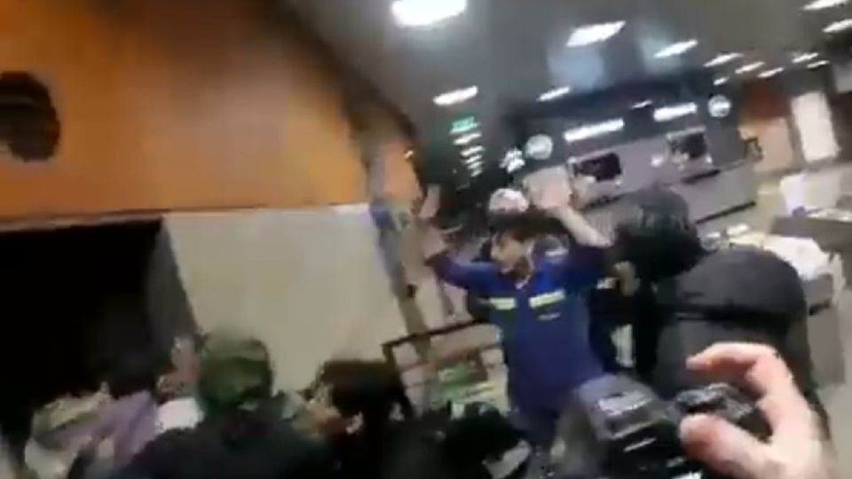 El momento en que los jóvenes increpan a los trabajadores del subte.