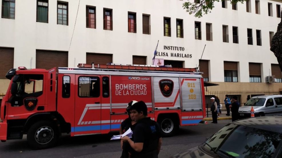 Un alumno cayó de un segundo piso en el Instituto Elisa Harilaos.