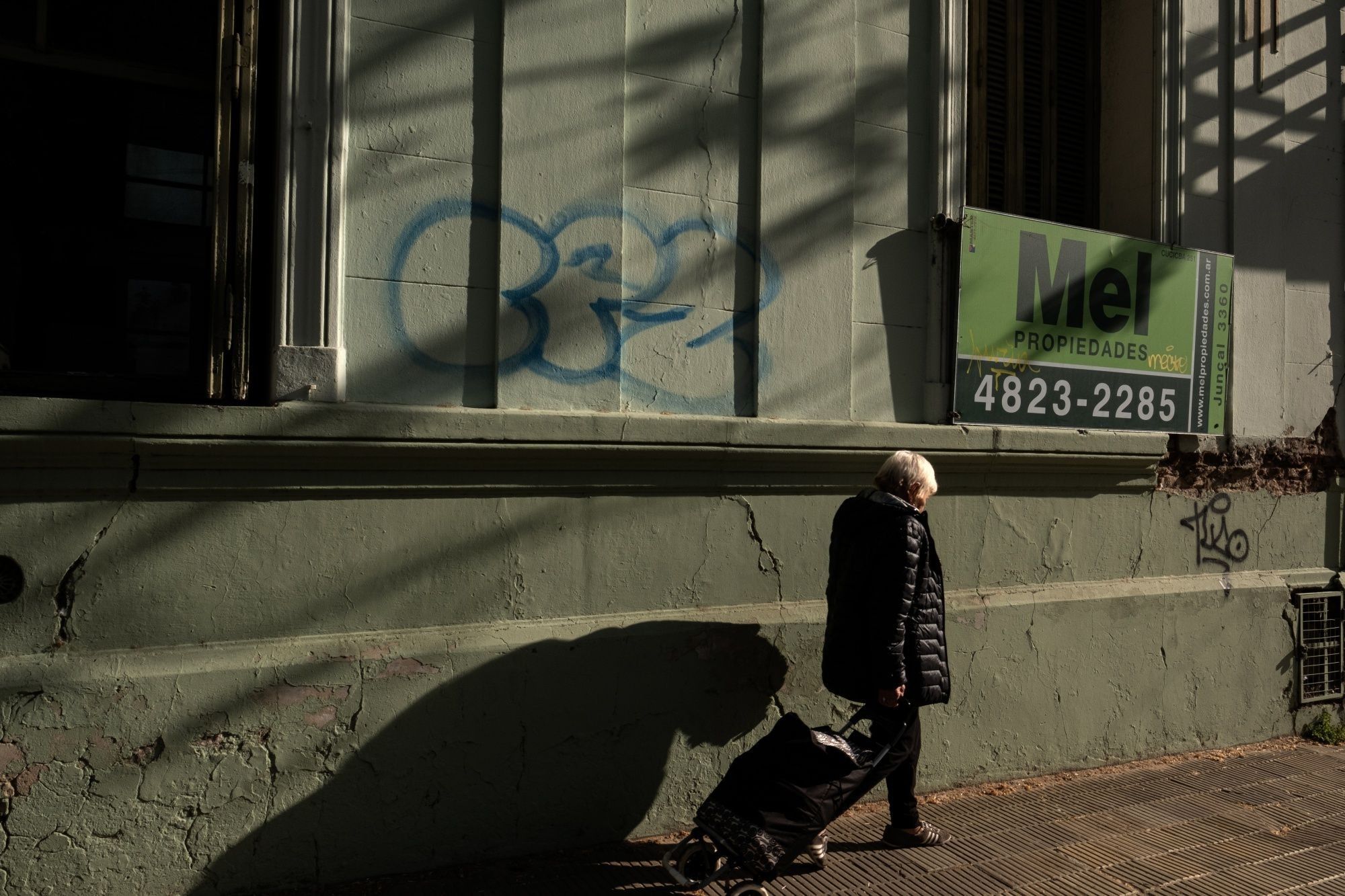 Sky-High Rates Crush Argentine Housing Market