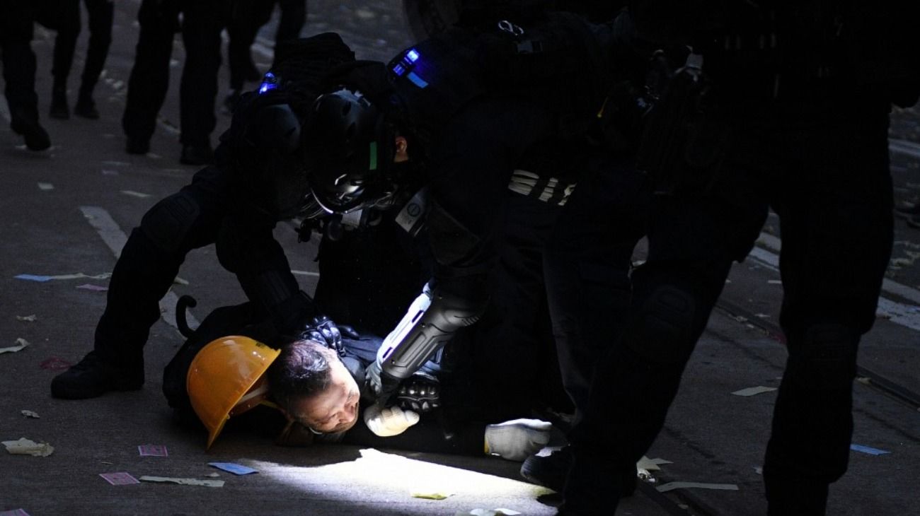 Un policía de Hong Kong disparó a un manifestante después que él y su unidad fueran atacados durante los enfrentamientos en la ciudad.