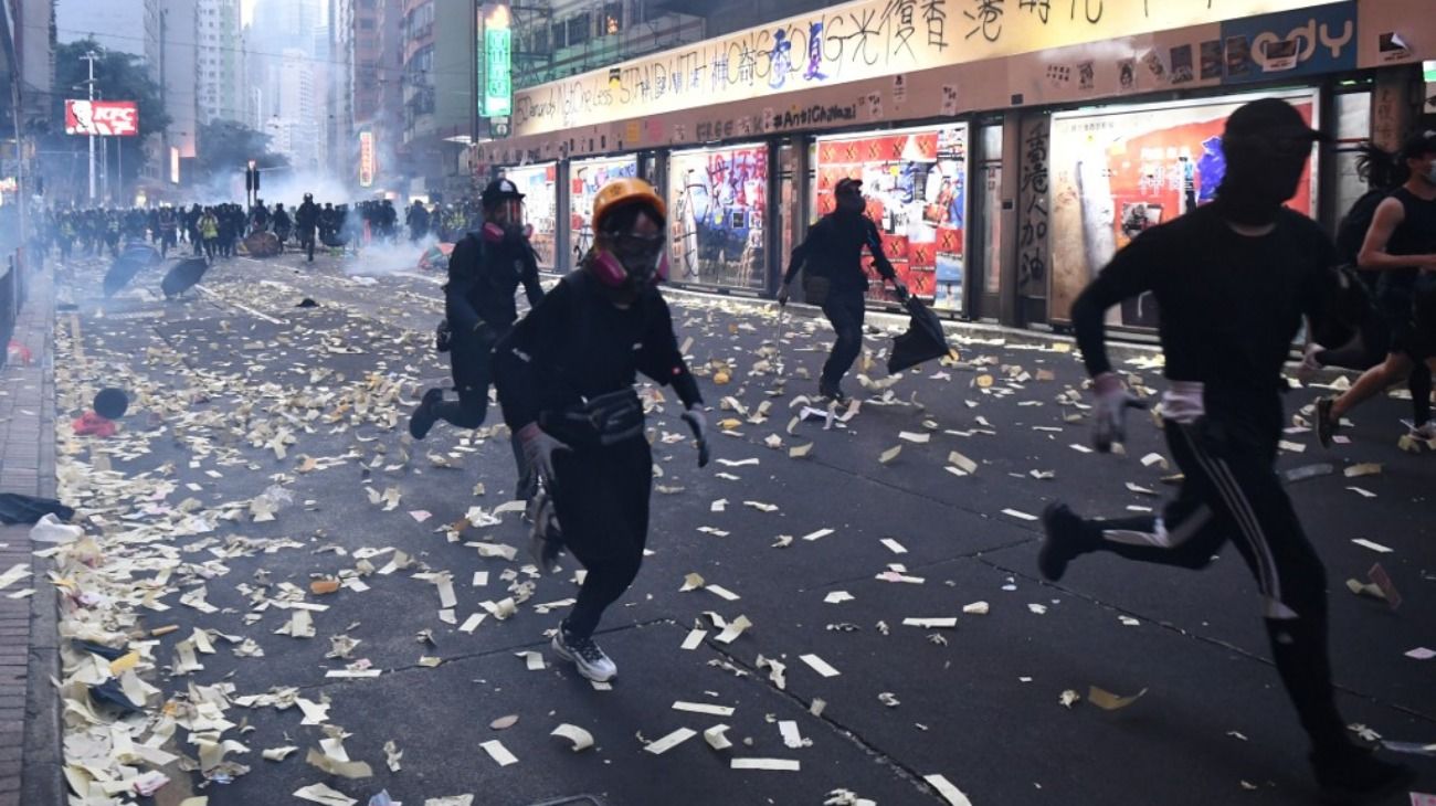 Un policía de Hong Kong disparó a un manifestante después que él y su unidad fueran atacados durante los enfrentamientos en la ciudad.