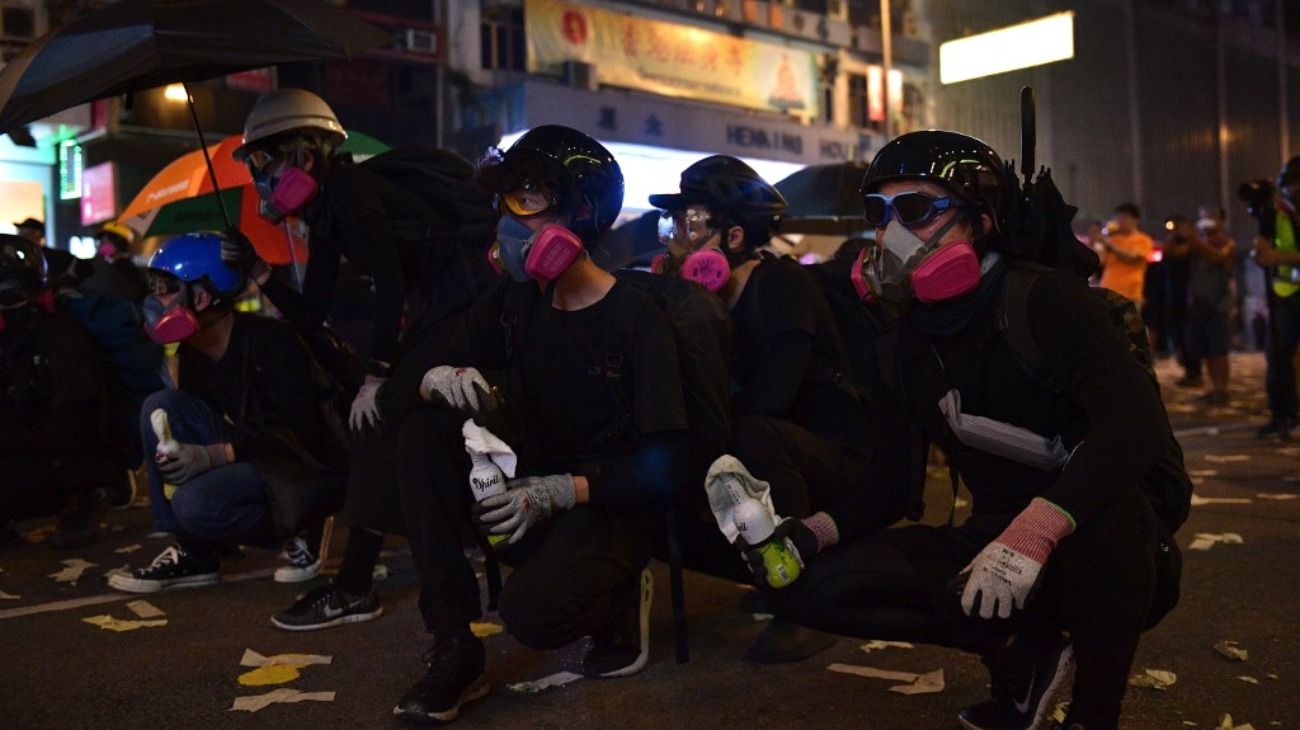 Un policía de Hong Kong disparó a un manifestante después que él y su unidad fueran atacados durante los enfrentamientos en la ciudad.