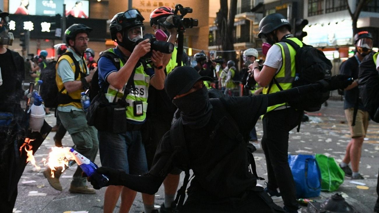 Un policía de Hong Kong disparó a un manifestante después que él y su unidad fueran atacados durante los enfrentamientos en la ciudad.