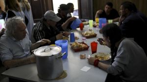 Los datos del INDEC sobre la pobreza arrojan un índice del 35,4 %.-