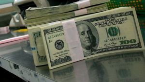 Los distintos tipos de dólar apenas se movieron gracias a la intervención del Central. Leve suba del riesgo país y la tasa quedó en 77,711%.