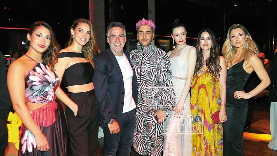 Paul García Navarro, director de Multitalent Agency, junto a sus modelos y Nico Reydel.