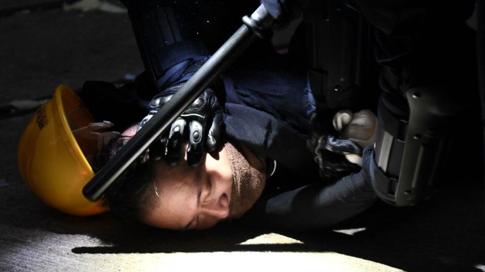 Un policía de Hong Kong disparó a un manifestante después que él y su unidad fueran atacados durante los enfrentamientos en la ciudad.