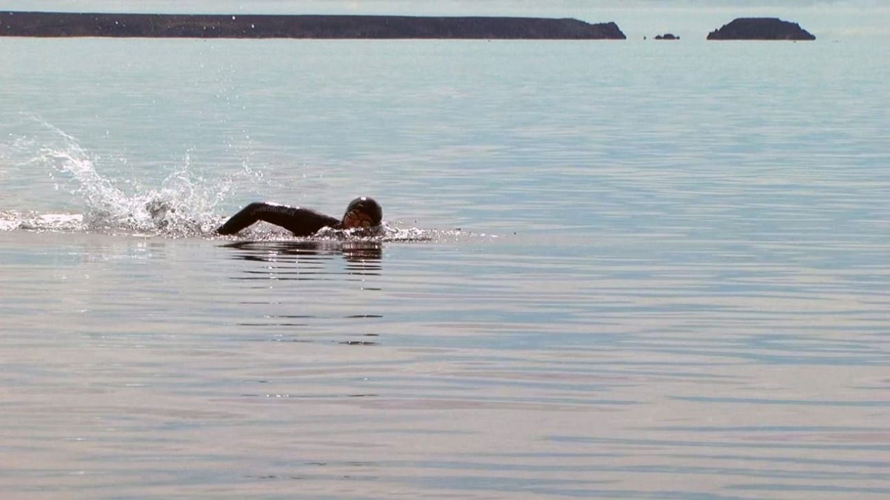 La hazaña de Barletti ocurrió el 9 de noviembre de 2014 cuando unió, a nado, las dos islas Malvinas mediante el estrecho de San Carlos. Su travesía duró poco más de dos horas.