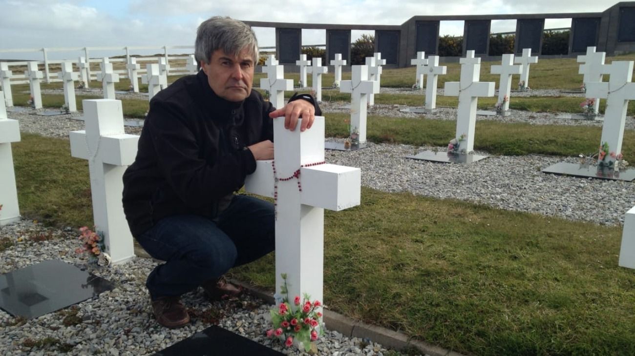 La hazaña de Barletti ocurrió el 9 de noviembre de 2014 cuando unió, a nado, las dos islas Malvinas mediante el estrecho de San Carlos. Su travesía duró poco más de dos horas.