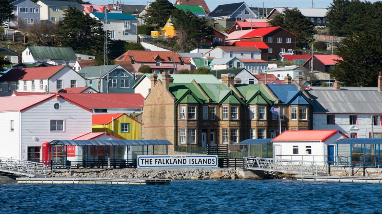 La hazaña de Barletti ocurrió el 9 de noviembre de 2014 cuando unió, a nado, las dos islas Malvinas mediante el estrecho de San Carlos. Su travesía duró poco más de dos horas.