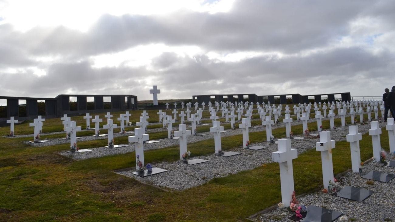 La hazaña de Barletti ocurrió el 9 de noviembre de 2014 cuando unió, a nado, las dos islas Malvinas mediante el estrecho de San Carlos. Su travesía duró poco más de dos horas.