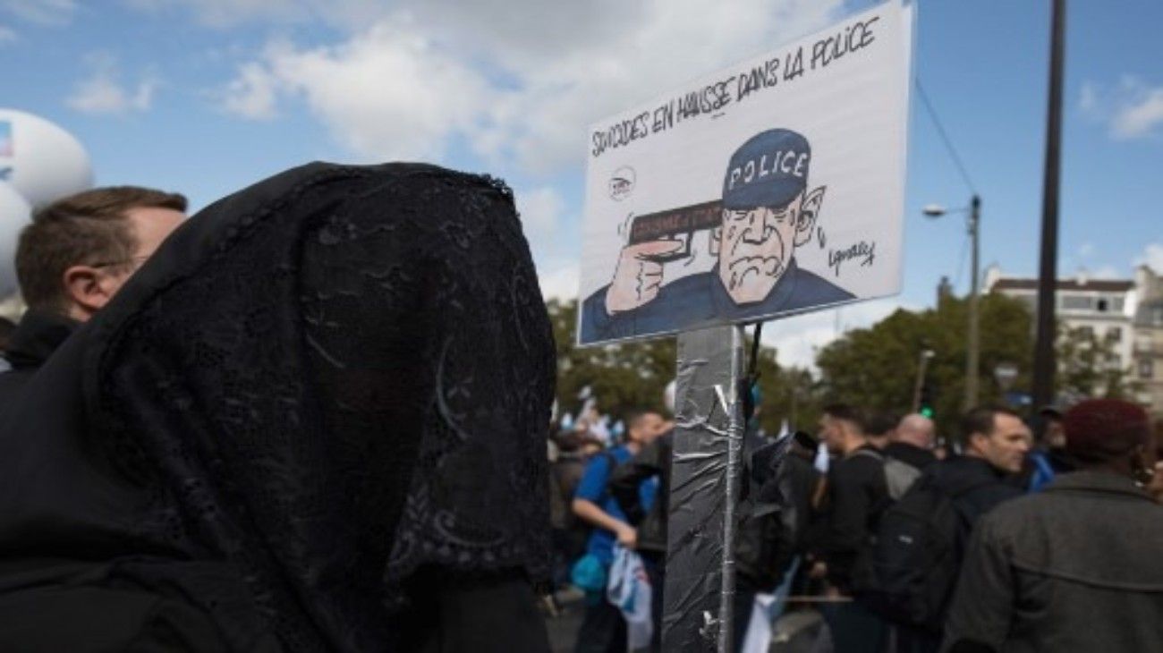 Marcha en París por una ola de suicidios de policías franceses.