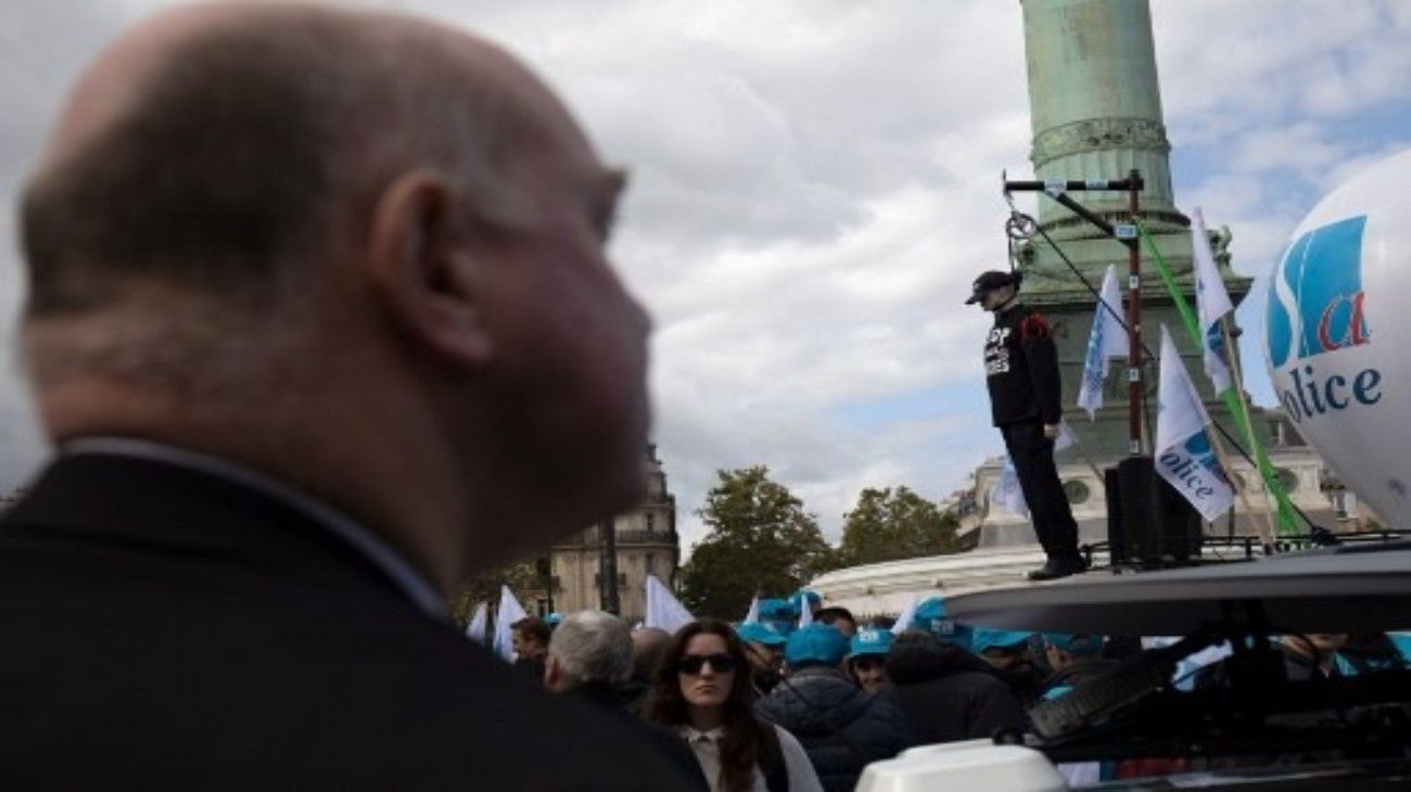 Marcha en París por una ola de suicidios de policías franceses.