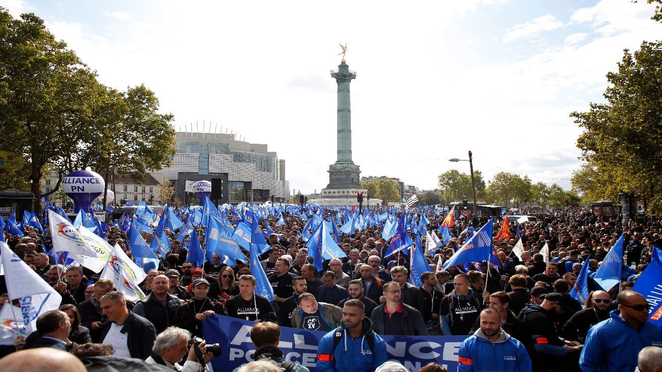 Marcha en París por una ola de suicidios de policías franceses.